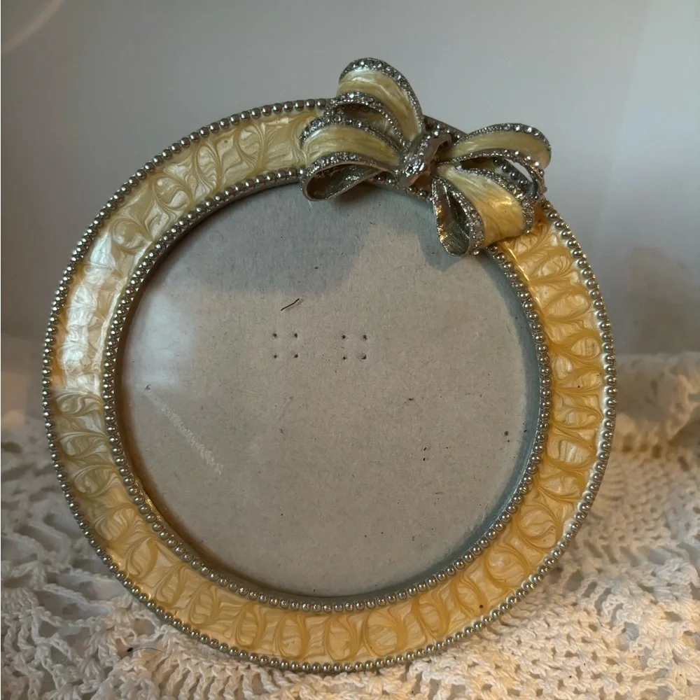 Elegant Gold Picture Frame with Bow Accent